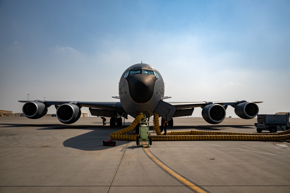 Stratotanker refuels Royal Bahrain Air Force Fighting Falcons