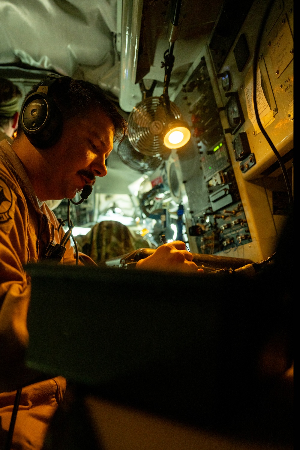Stratotanker refuels Royal Bahrain Air Force Fighting Falcons
