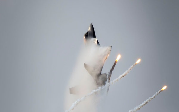 F-22 Raptor Ignites the Sky at NAS Oceana