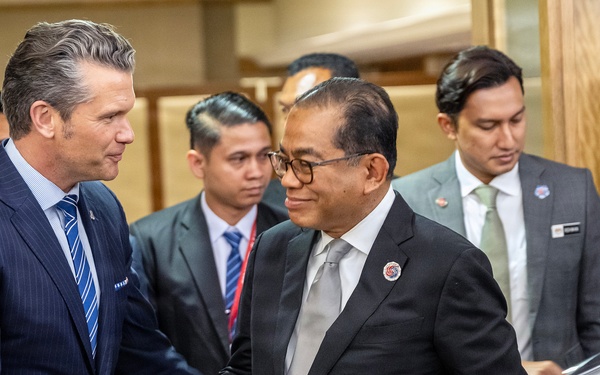 SW Hegseth Bilat with Malaysia MOD