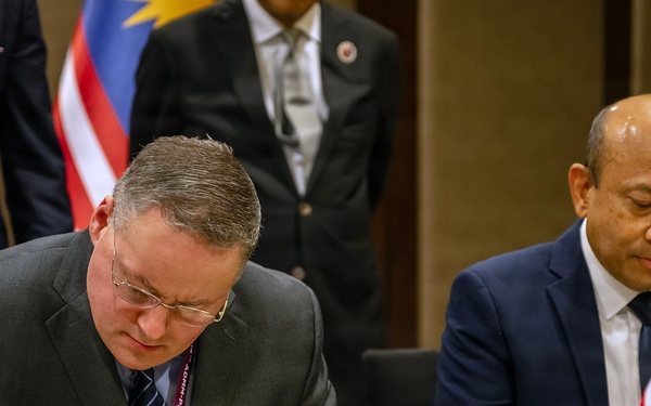 SW Hegseth Bilat with Malaysia MOD