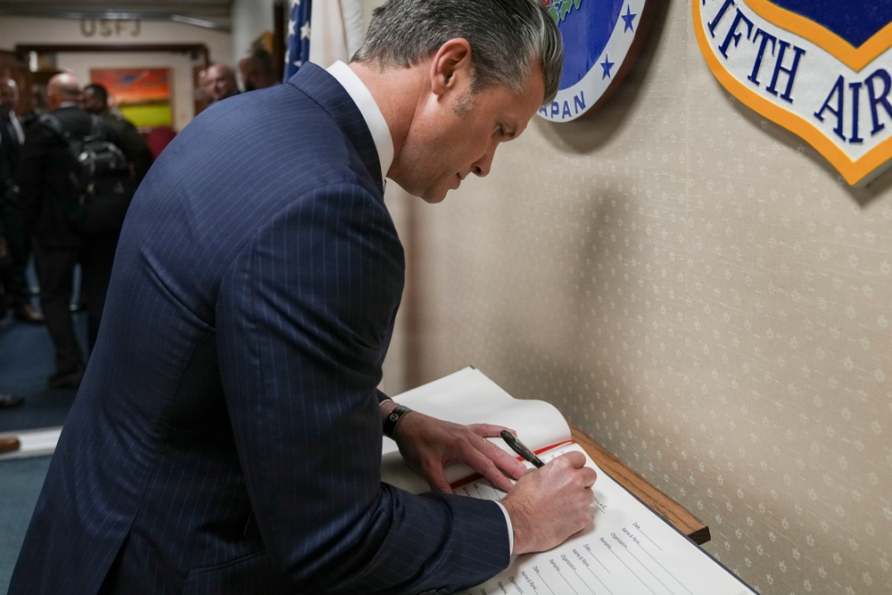 SECWAR visits USFJ SECWAR visits USFJ