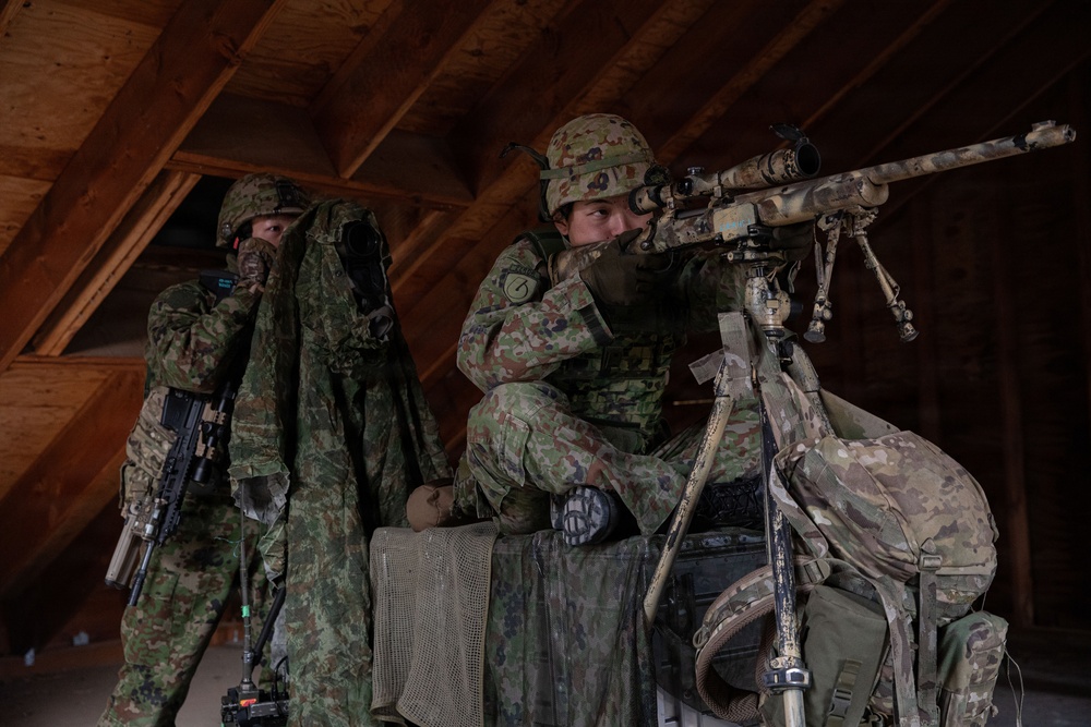 7ID Soldiers and Japanese Self Defense Force Members cross-train during Rising Thunder 25