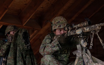 7ID Soldiers and Japanese Self Defense Force Members cross-train during Rising Thunder 25