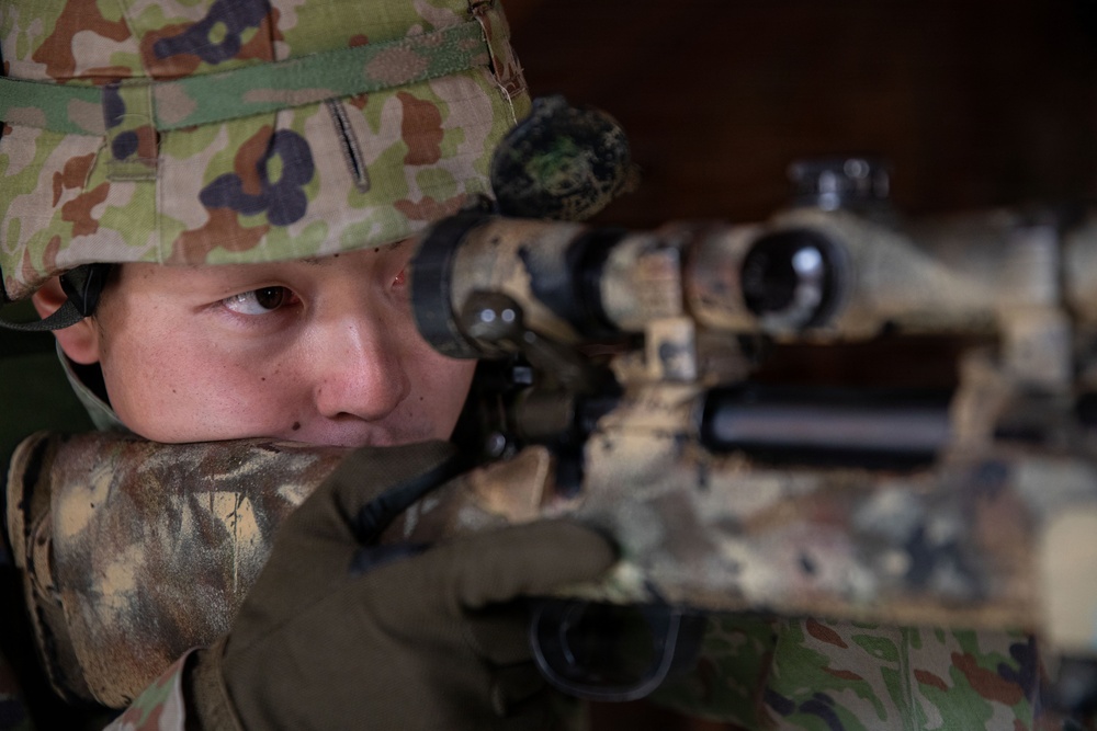 7ID Soldiers and Japanese Self Defense Force Members cross-train during Rising Thunder 25