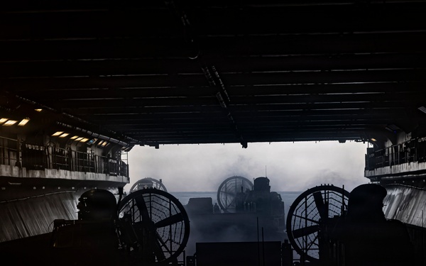 USS Iwo Jima Conducts LCAC Operations