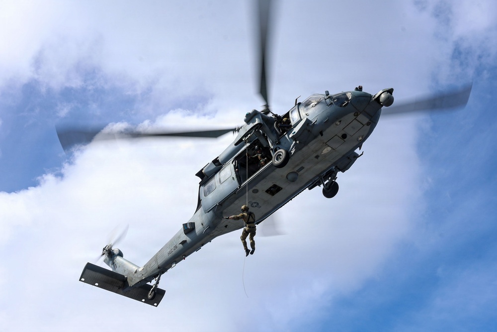 Sailors aboard USS Iwo Jima Conduct Hoisting Operations