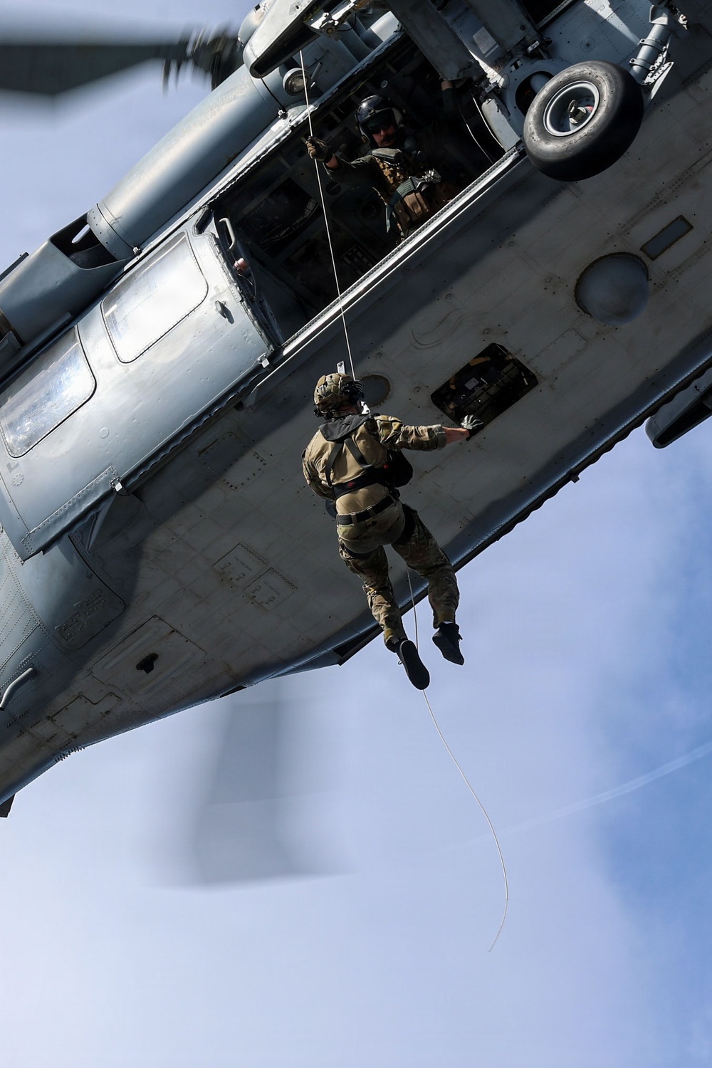 Sailors aboard USS Iwo Jima Conduct Hoisting Operations
