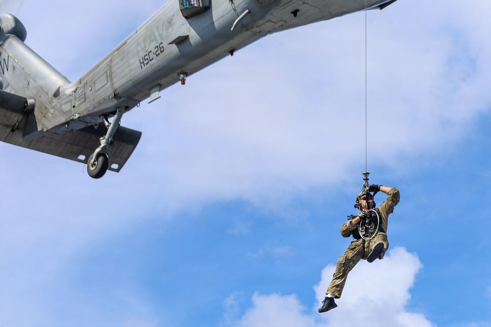 Sailors aboard USS Iwo Jima Conduct Hoisting Operations