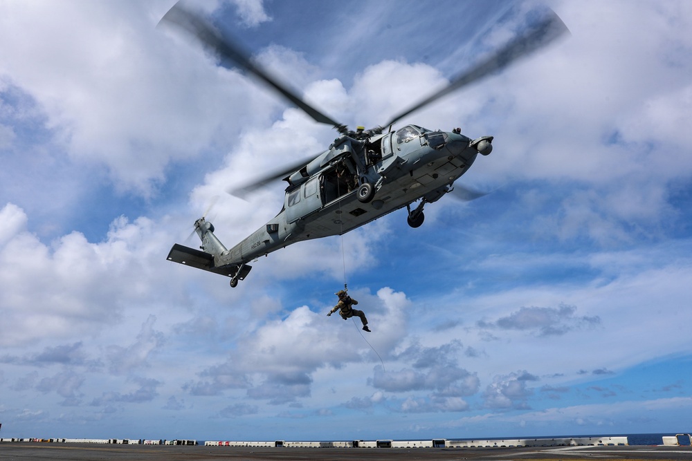 Sailors aboard USS Iwo Jima Conduct Hoisting Operations
