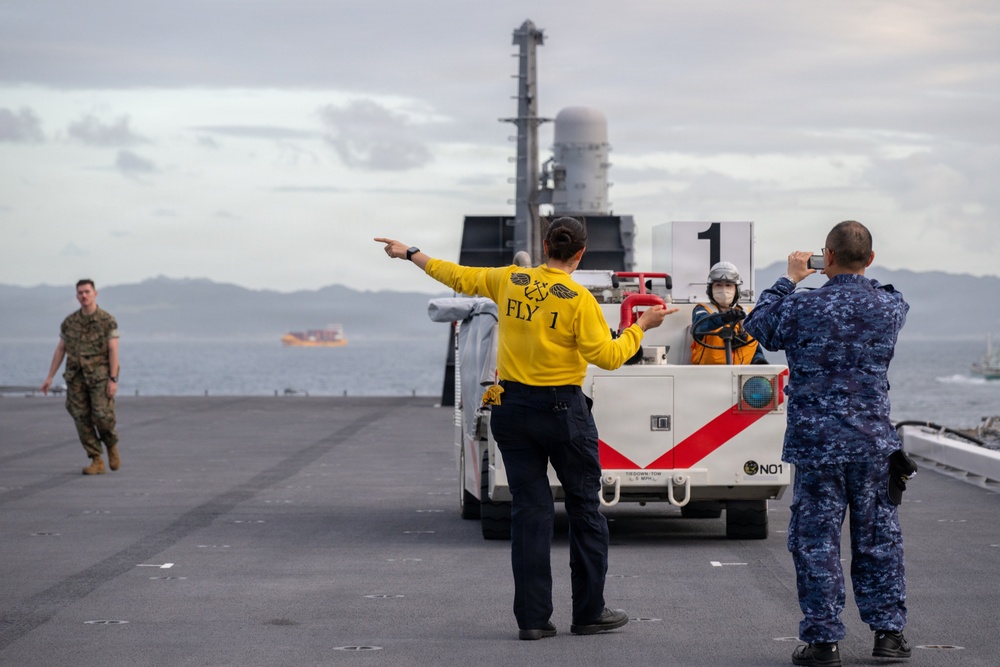 U.S. Marines, Sailors and JMSDF members carry out a flight deck operation rehearsal