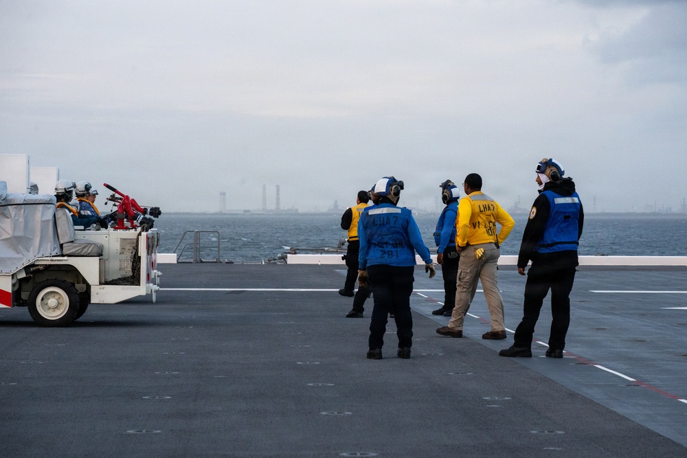 U.S. Marines, Sailors and JMSDF members carry out a flight deck operation rehearsal