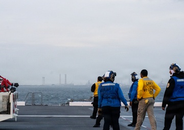U.S. Marines, Sailors and JMSDF members carry out a flight deck operation rehearsal