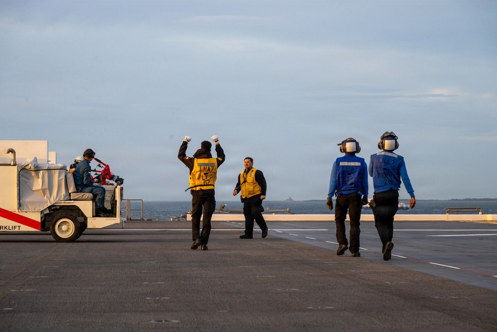 U.S. Marines, Sailors and JMSDF members carry out a flight deck operation rehearsal