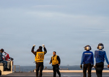 U.S. Marines, Sailors and JMSDF members carry out a flight deck operation rehearsal