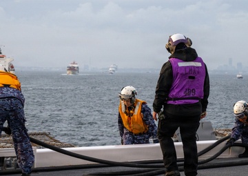 U.S. Marines, Sailors and JMSDF members carry out a flight deck operation rehearsal