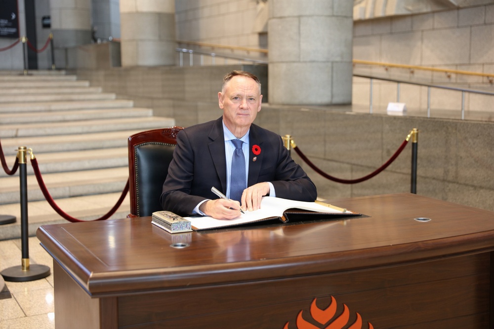 Canadian Minister of National Defence Visits the War Memorial of Korea