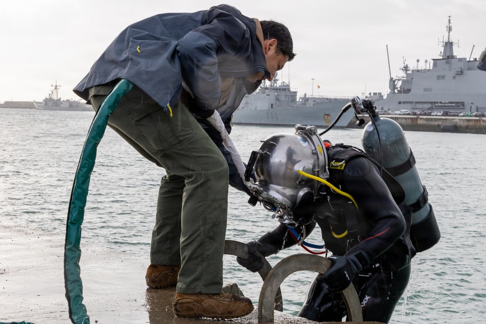 Underwater Construction Team One Dives at NAVSTA Rota