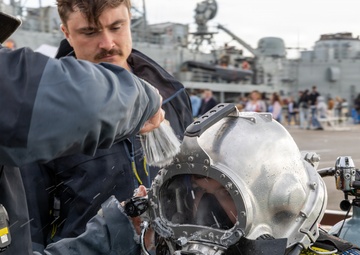 Underwater Construction Team One Dives at NAVSTA Rota