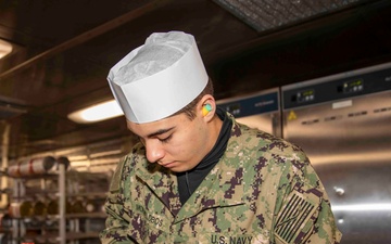 USS Kearsarge Prepares for Lunch