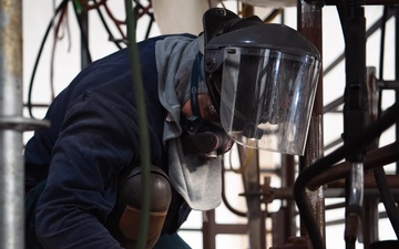 Ronald Reagan Sailors Work With Contractors to Prepare the Mast and Island