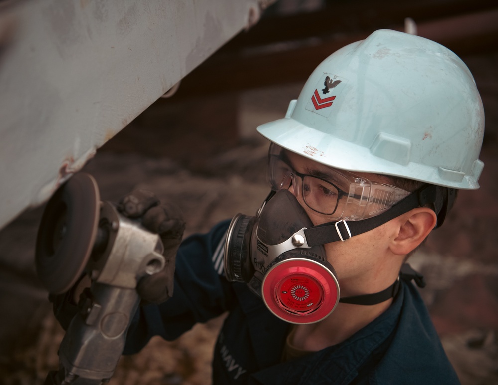 Ronald Reagan Sailors Work With Contractors to Prepare the Mast and Island