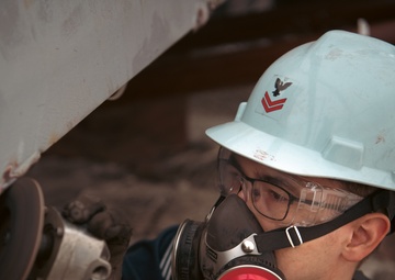 Ronald Reagan Sailors Work With Contractors to Prepare the Mast and Island