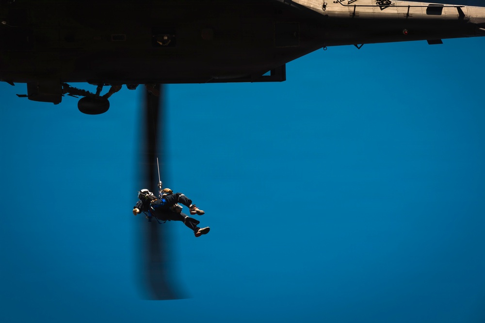 Washington National Guard dustoff crew trains for high-rise disasters with Seattle Fire rescue team