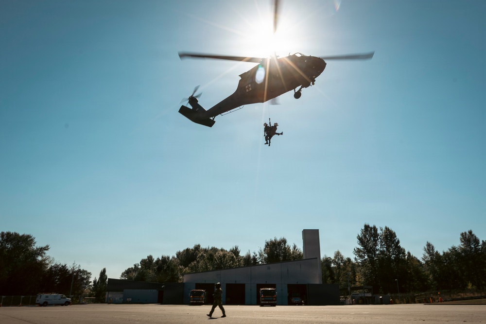 Washington National Guard dustoff crew trains for high-rise disasters with Seattle Fire rescue team