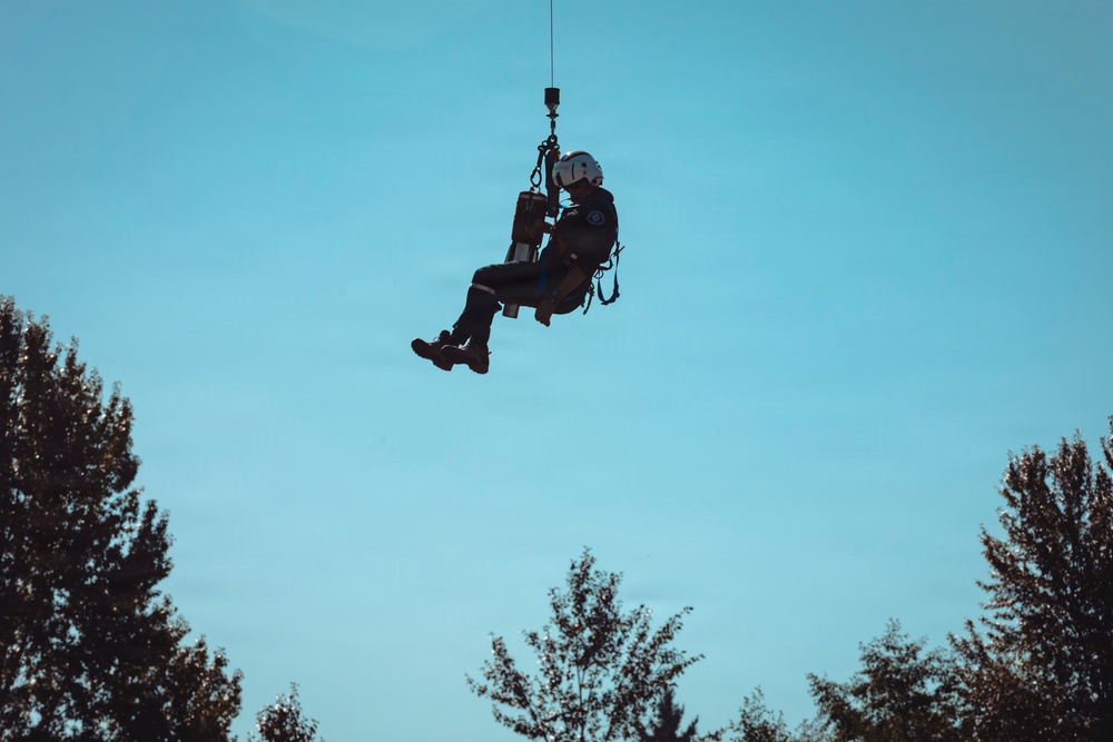 Washington National Guard dustoff crew trains for high-rise disasters with Seattle Fire rescue team