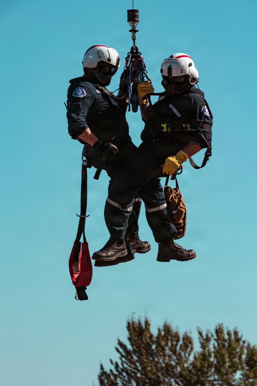 Washington National Guard dustoff crew trains for high-rise disasters with Seattle Fire rescue team