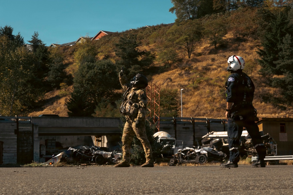 Washington National Guard dustoff crew trains for high-rise disasters with Seattle Fire rescue team