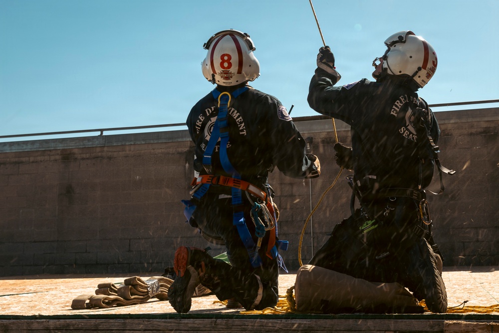 Washington National Guard dustoff crew trains for high-rise disasters with Seattle Fire rescue team
