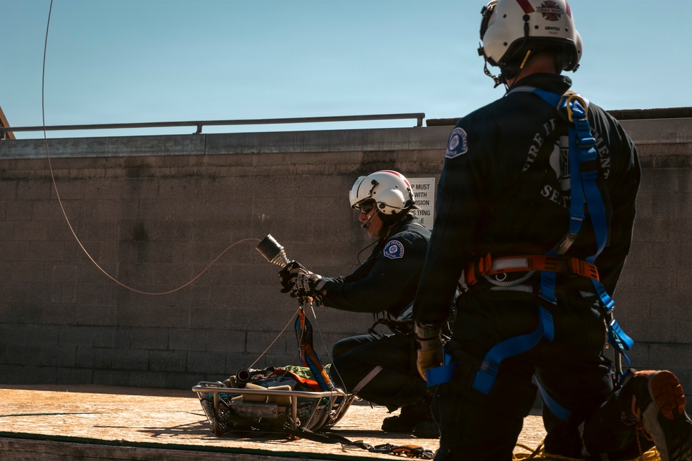 Washington National Guard dustoff crew trains for high-rise disasters with Seattle Fire rescue team