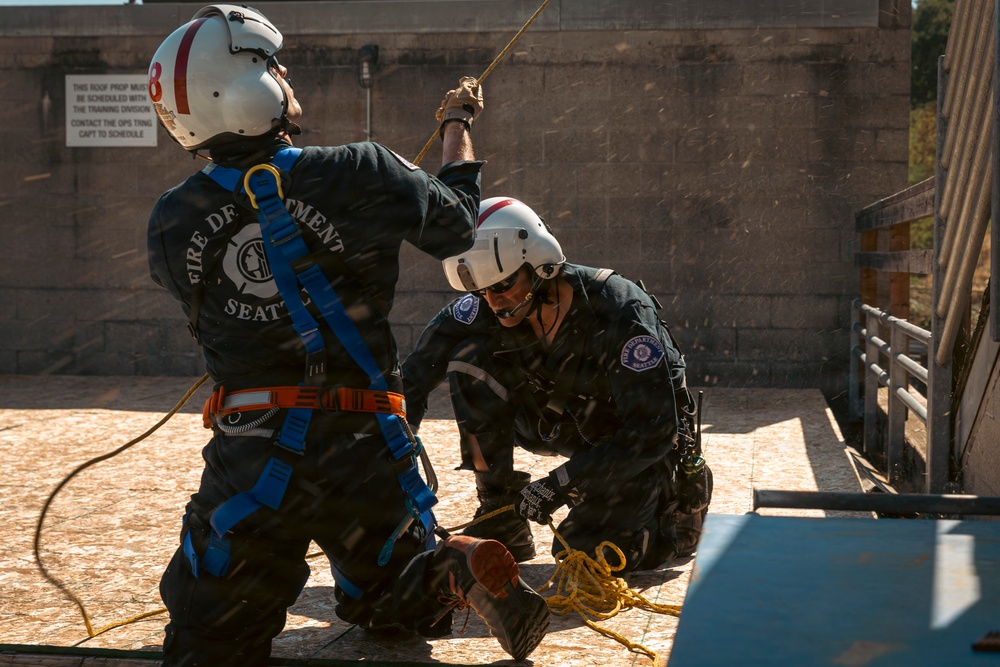 Washington National Guard dustoff crew trains for high-rise disasters with Seattle Fire rescue team