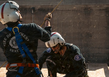 Washington National Guard dustoff crew trains for high-rise disasters with Seattle Fire rescue team