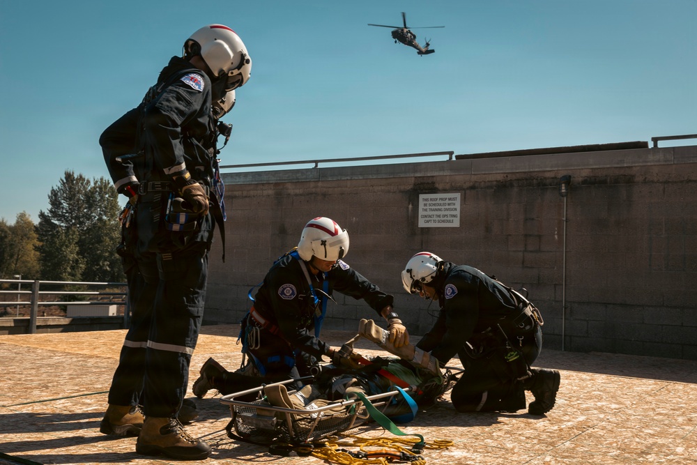 Washington National Guard dustoff crew trains for high-rise disasters with Seattle Fire rescue team