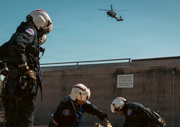 Washington National Guard dustoff crew trains for high-rise disasters with Seattle Fire rescue team
