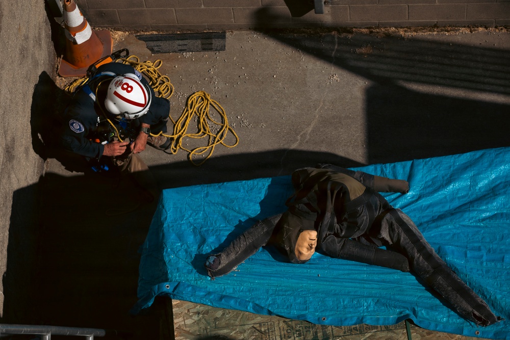 Washington National Guard dustoff crew trains for high-rise disasters with Seattle Fire rescue team