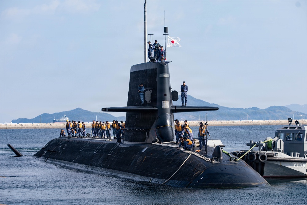 Submarine resupply: JMSDF JS Unryu visits MCAS Iwakuni