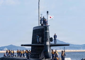 Submarine resupply: JMSDF JS Unryu visits MCAS Iwakuni