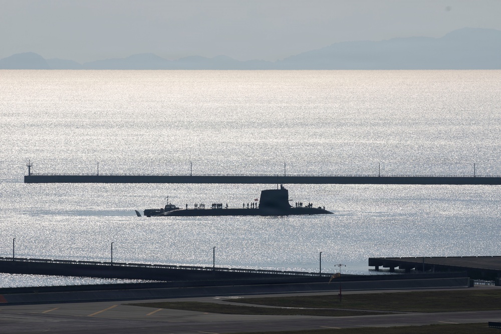 Submarine resupply: JMSDF JS Unryu visits MCAS Iwakuni