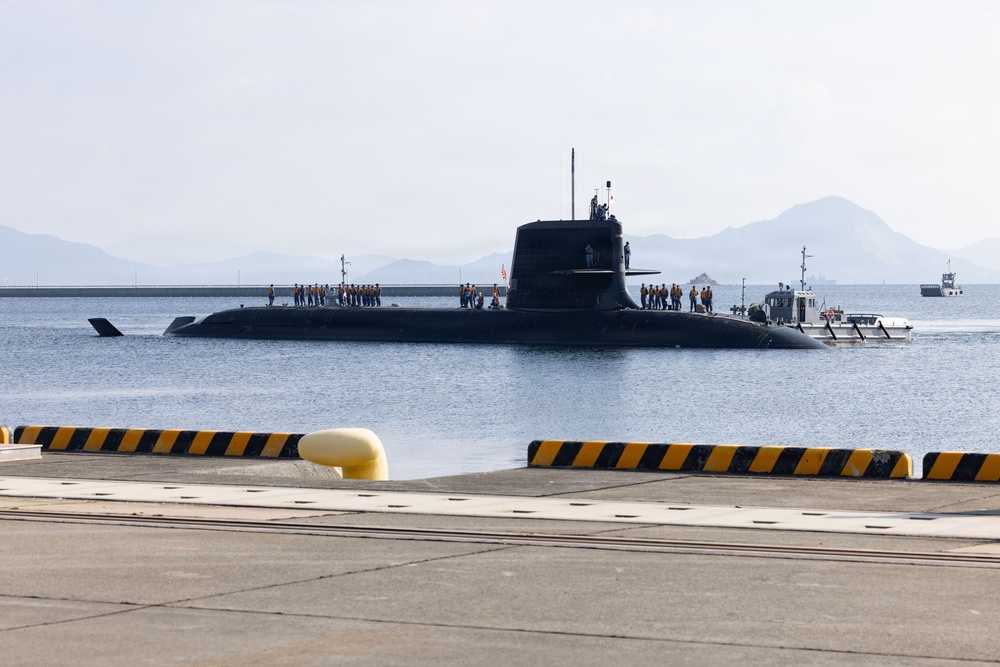 Submarine resupply: JMSDF JS Unryu visits MCAS Iwakuni