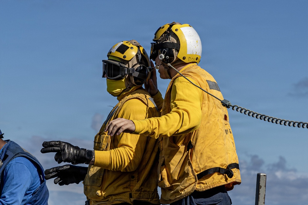USS Mahan Conducts Flight Quarters