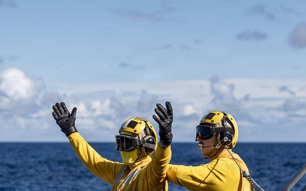USS Mahan Conducts Flight Quarters