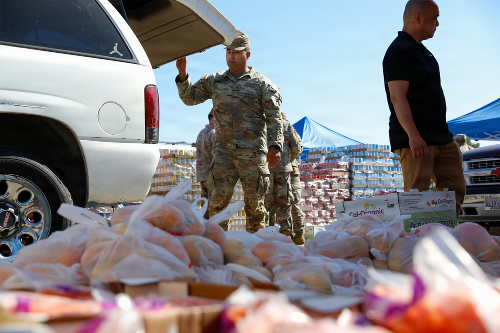 California National Guard Service Members Help Distribute Food Kits In Support of CAPK In Bakersfield, Calif.