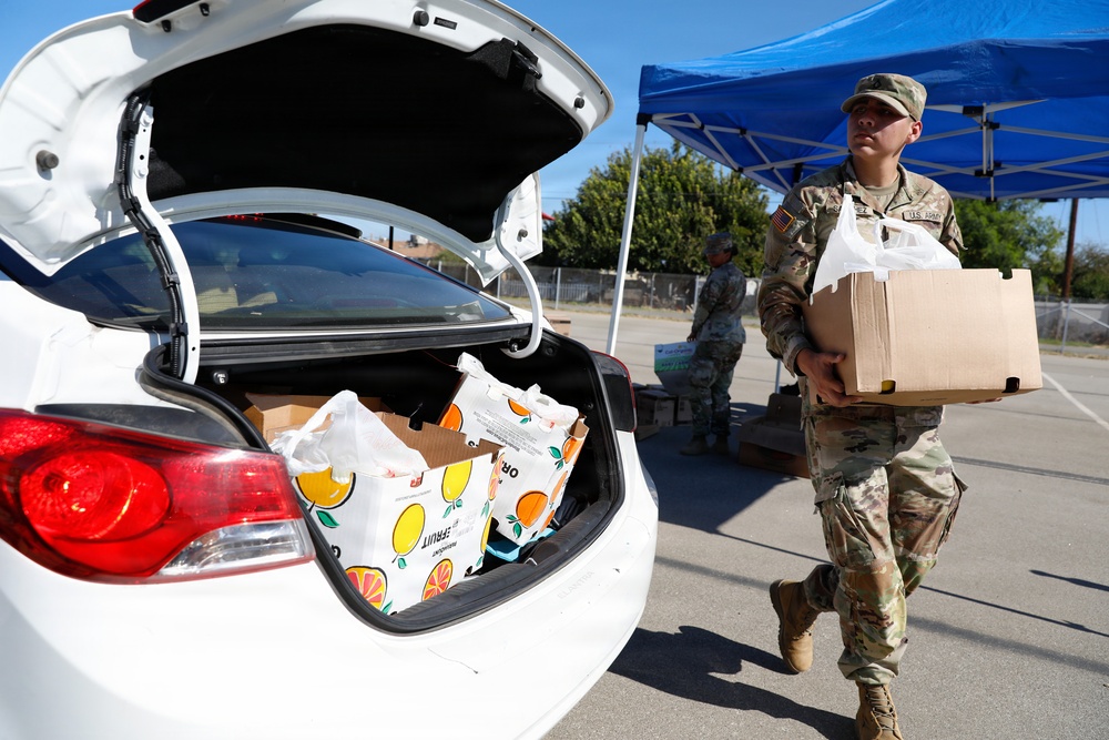California National Guard Service Members Help Distribute Food Kits In Support of CAPK In Bakersfield, Calif.