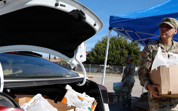 California National Guard Service Members Help Distribute Food Kits In Support of CAPK In Bakersfield, Calif.