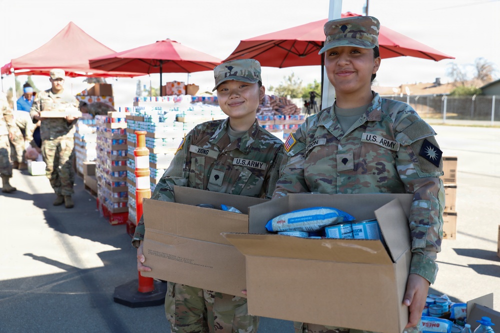 California National Guard Service Members Help Distribute Food Kits In Support of CAPK In Bakersfield, Calif.