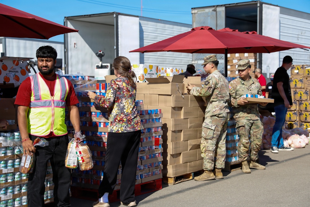 California National Guard Service Members Help Distribute Food Kits In Support of CAPK In Bakersfield, Calif.